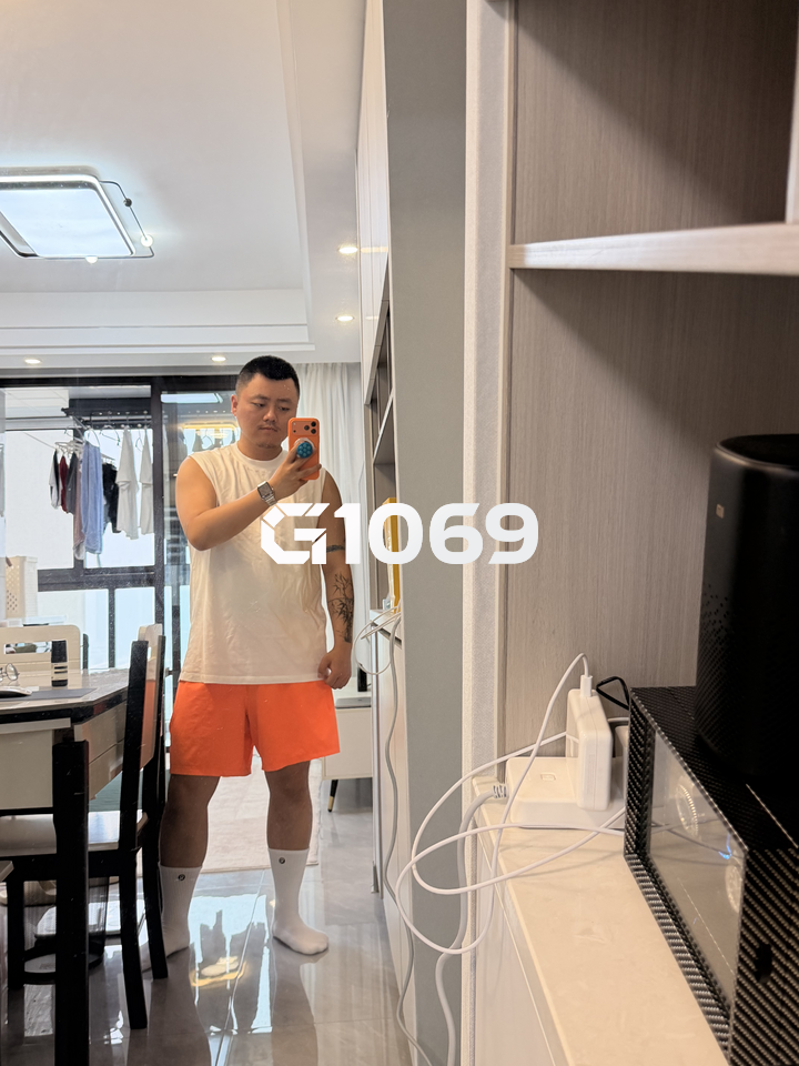 下滑脱衣 好久不更新的