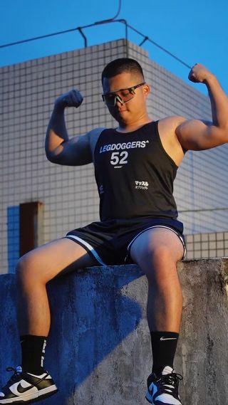 灯光下的肌肉男｜阳光与力量📷